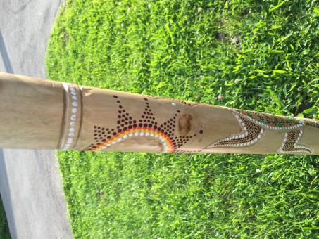 Didgeridoo Teak geschnitzt und bemalt neu 